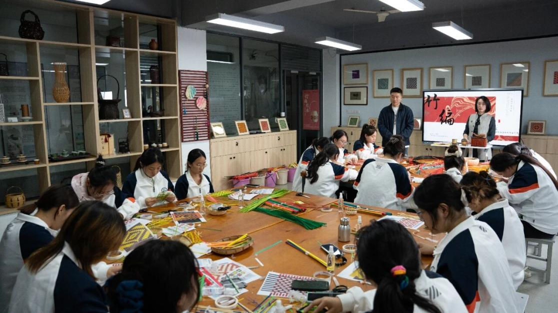 为非遗“添彩”，为青春“赋能”：江苏建院的文化育人新实践
